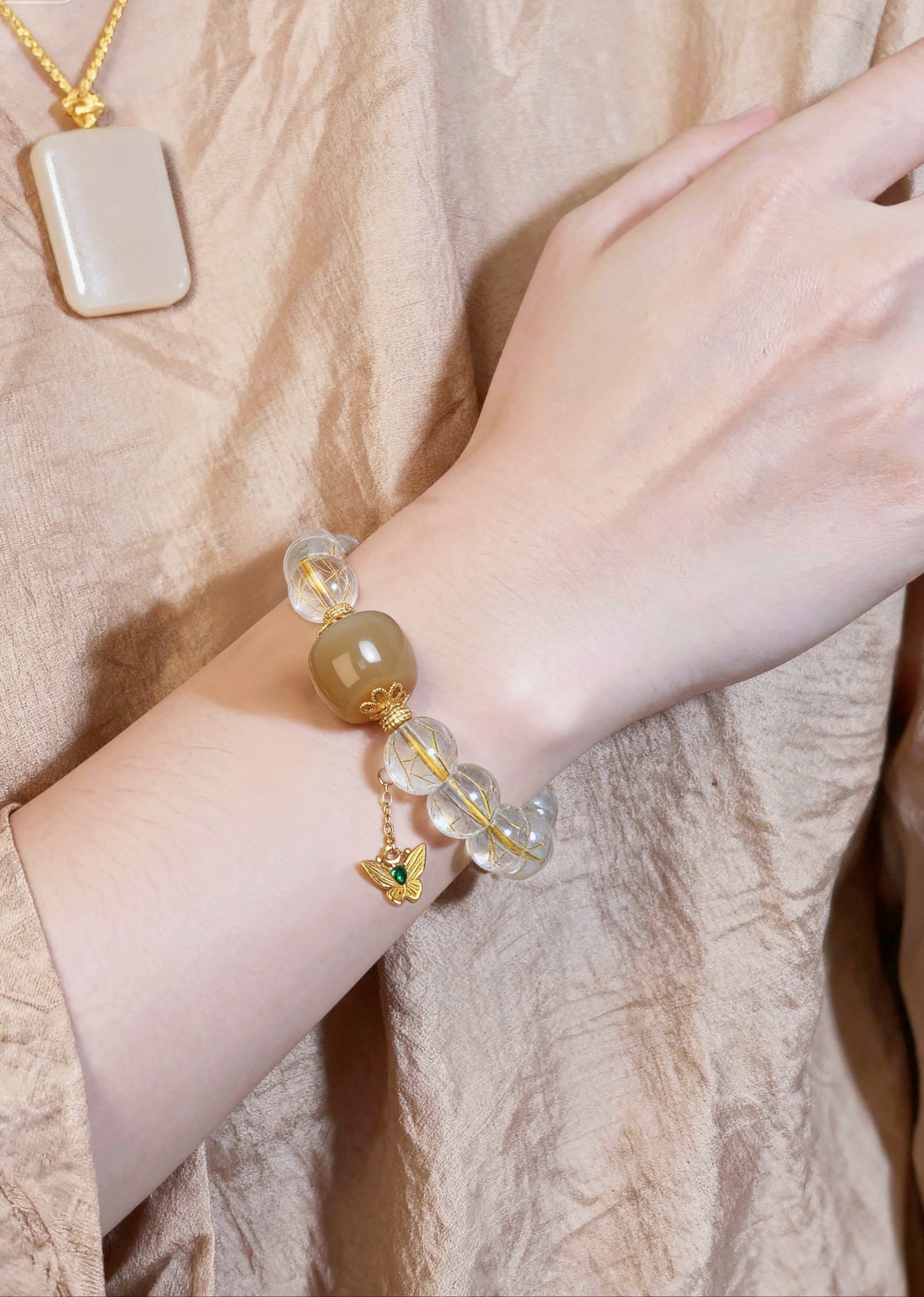 Detail of white crystal bracelet with Hetian sugar jade beads